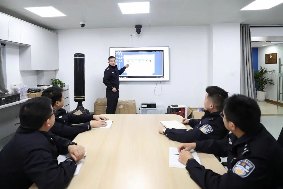 和平精英透视挂先试用链接下载_和平精英透视挂稳定版_和平精英开挂完美透视